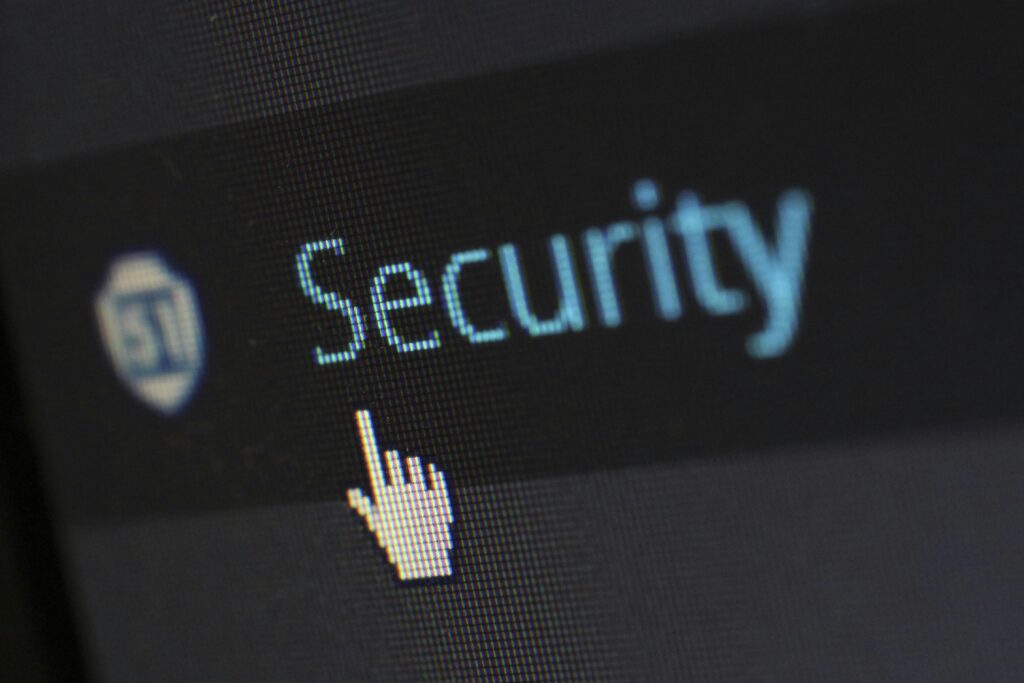 Ícone de mouse clicando em botão de cibersegurança online 