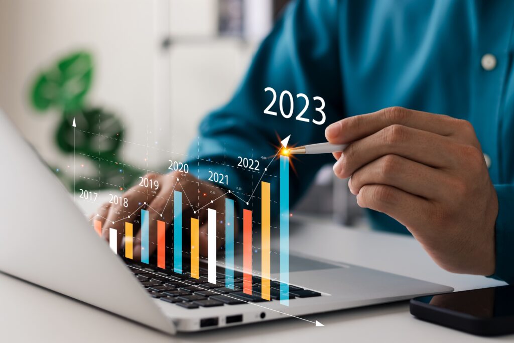 Gráfico de relatório financeiro com 2023 em destaque no notebook